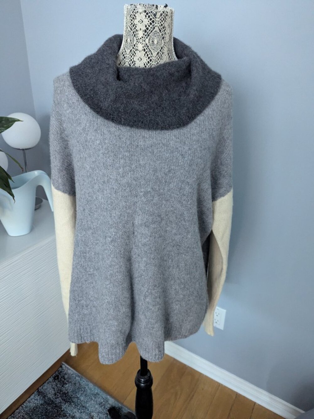 Saks Fifth Avenue 100% Cashemire block colour long-sleeve sweater